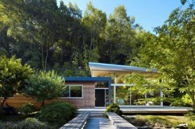 Ház a fák között - homlokzat ötlet, modern stílusban