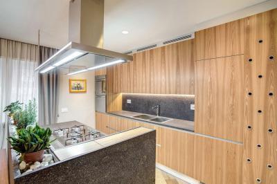 Fával burkolt konyha - konyha / étkező ötlet, modern stílusban