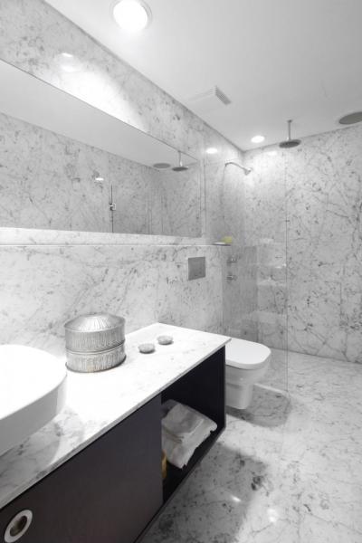 Márvánnyal burkolt fürdő - fürdő / WC ötlet, modern stílusban