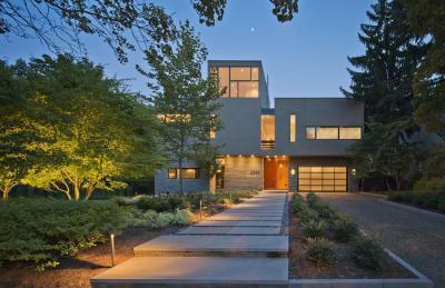 Kivilágított lakóház - homlokzat ötlet, modern stílusban