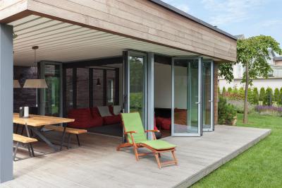 Fa terasz - erkély / terasz ötlet, modern stílusban