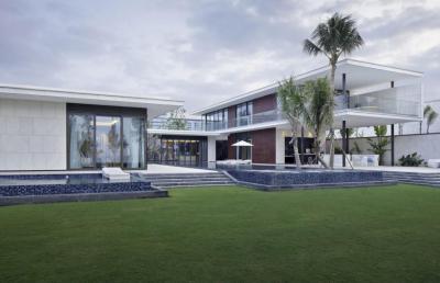 Modern lakóház medencével - homlokzat ötlet, modern stílusban