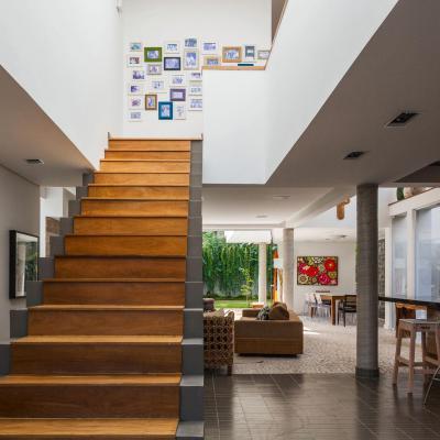 Feljárat az emeletre - belső továbbiak ötlet, modern stílusban