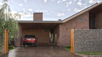 Tégla homlokzat - kerítés ötlet, modern stílusban