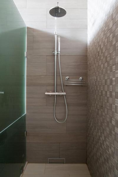 Modern zuhanyfülke - fürdő / WC ötlet, modern stílusban