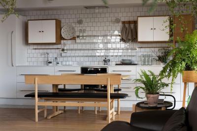 Fehér konyhabútor - konyha / étkező ötlet, modern stílusban