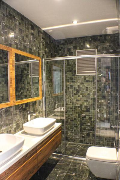 Látványos burkolat - fürdő / WC ötlet, modern stílusban