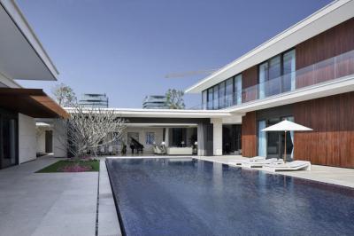 Medence a belső kertben - erkély / terasz ötlet, modern stílusban