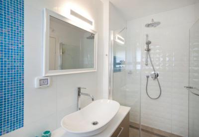 Fürdőszoba kékkel - fürdő / WC ötlet, modern stílusban