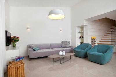 Nappali lépcsővel - nappali ötlet, modern stílusban