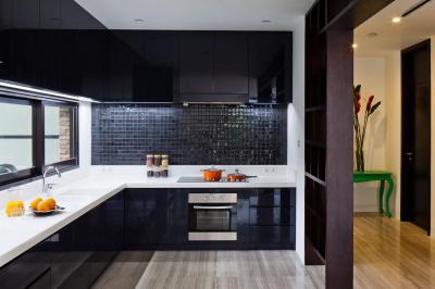 Fekete konyhabútor - konyha / étkező ötlet, modern stílusban