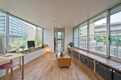 Dolgozószoba sok ablakkal - dolgozószoba ötlet, modern stílusban