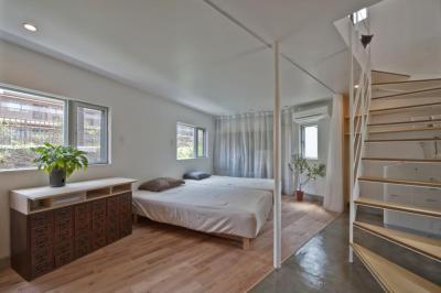 Hálószoba lépcsővel - háló ötlet, modern stílusban