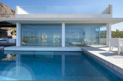 Fehér és minimál - medence / jakuzzi ötlet, minimál stílusban