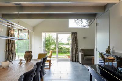 Teraszra nyitott nappali - nappali ötlet, modern stílusban