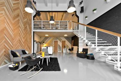 Nappali lépcsővel - nappali ötlet, modern stílusban