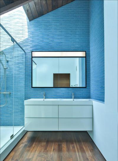 Kék fürdőszoba - fürdő / WC ötlet, modern stílusban