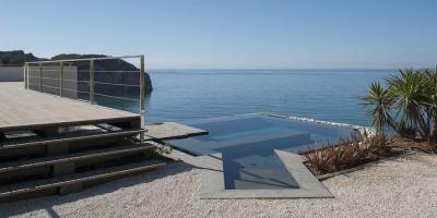 Terasz medencével - medence / jakuzzi ötlet, modern stílusban