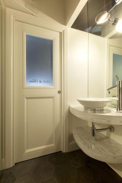 Kicsi fürdőszoba - fürdő / WC ötlet, modern stílusban