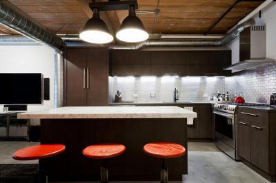 Pici piros bárszékek - konyha / étkező ötlet, modern stílusban