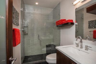 Piros kiegészítők - fürdő / WC ötlet, modern stílusban