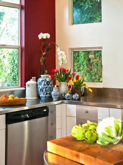 Bordó falszakasz - konyha / étkező ötlet, modern stílusban