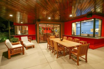 Piros vakolat - erkély / terasz ötlet, modern stílusban