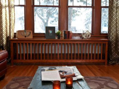 Szép, fa radiátor-takaró - nappali ötlet, modern stílusban