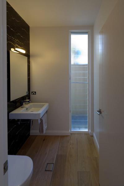 Fekete csempe - fürdő / WC ötlet, modern stílusban