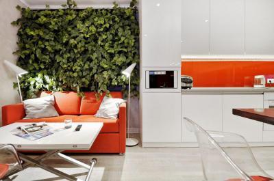 Fehér és narancs színek - nappali ötlet, modern stílusban