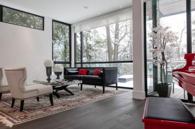 Piros zongora a nappaliban - nappali ötlet, modern stílusban