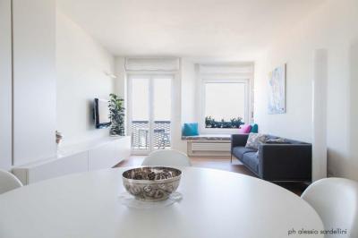 Sok fehér a nappaliban - nappali ötlet, modern stílusban