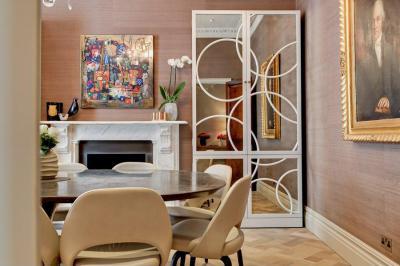 Tükrös a nappaliban - nappali ötlet, modern stílusban