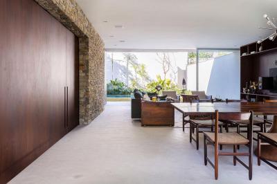 Terméskő fal és tolóajtó - nappali ötlet, modern stílusban