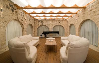 Árnyas belső kert - nappali ötlet, mediterrán stílusban