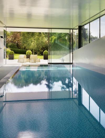 Medence a házban - belső továbbiak ötlet, modern stílusban