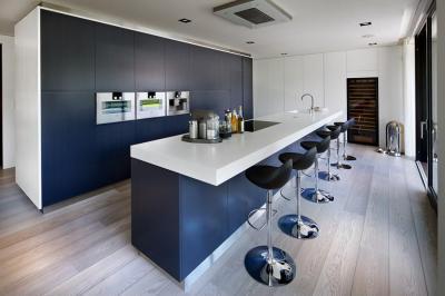 Kék konyhabútor - konyha / étkező ötlet, modern stílusban