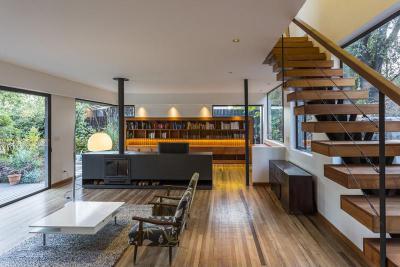 Nappali lépcsővel - nappali ötlet, modern stílusban