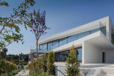 Fehér homlokzat - homlokzat ötlet, modern stílusban