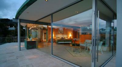 Üveg teraszajtó - erkély / terasz ötlet, modern stílusban