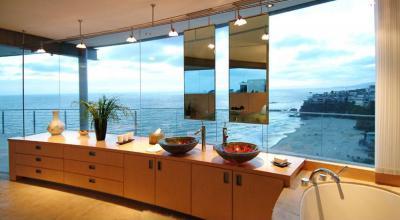 Panorámás fürdőszoba - fürdő / WC ötlet, modern stílusban