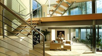 Lépcső a lakásban - belső továbbiak ötlet, modern stílusban