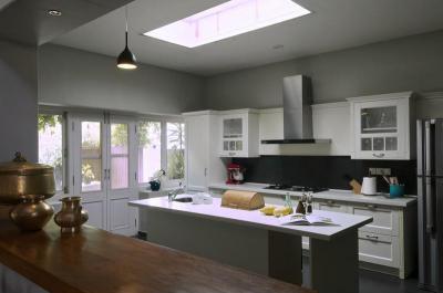 Konyha bevilágító ablakkal - konyha / étkező ötlet, modern stílusban