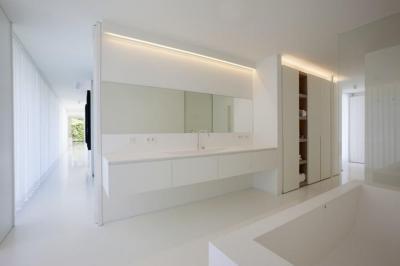 Fehér fürdőszoba - fürdő / WC ötlet, minimál stílusban