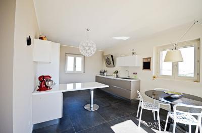 Fehér konyhabútor - konyha / étkező ötlet, modern stílusban