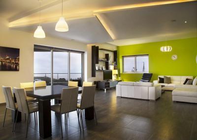 Zöld fal a nappaliban - nappali ötlet, modern stílusban