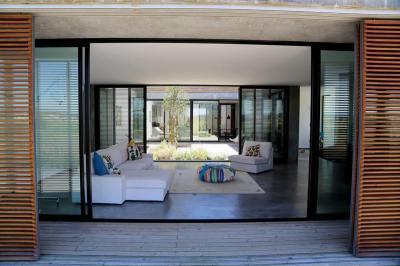 Teraszra nyitott nappali - nappali ötlet, modern stílusban