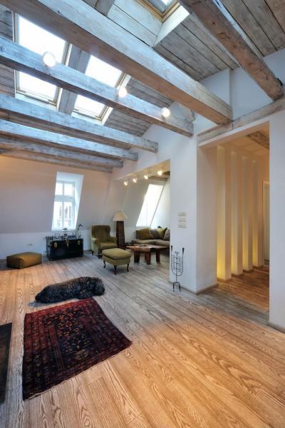 Tetőtéri nappali - tetőtér ötlet, modern stílusban