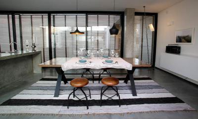 Beton padló és bútorok a konyhában - konyha / étkező ötlet, modern stílusban