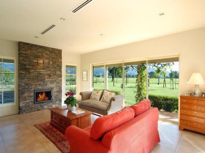 Kandalló a lakás dísze57 - nappali ötlet, modern stílusban